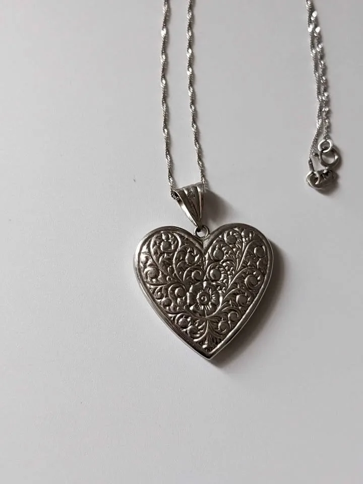 10K White Gold Filigree Heart Pendant Necklace image indicator(2)