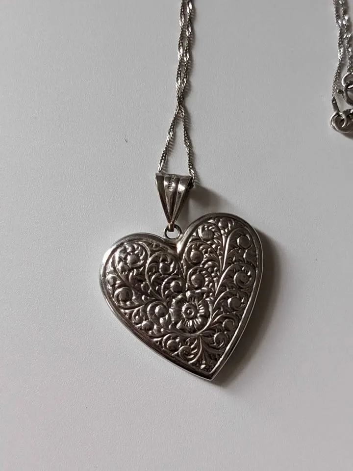 10K White Gold Filigree Heart Pendant Necklace image indicator(3)