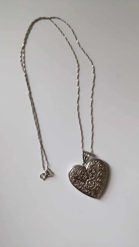 10K White Gold Filigree Heart Pendant Necklace image indicator(4)