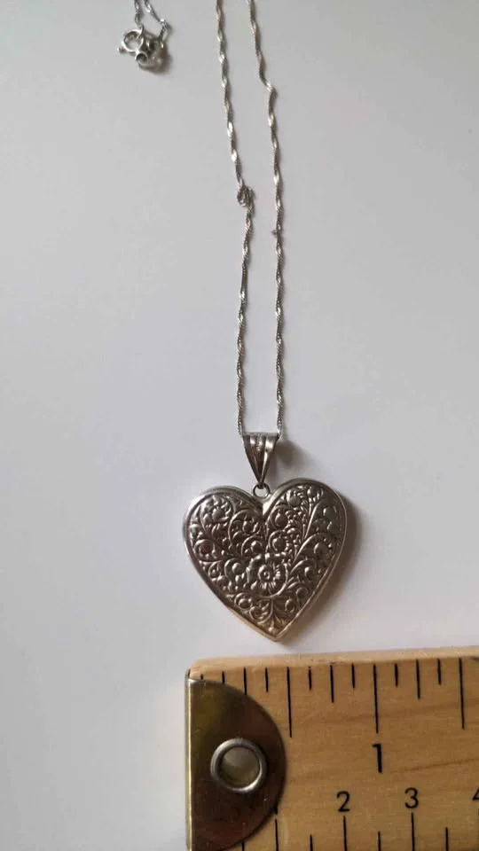 10K White Gold Filigree Heart Pendant Necklace image indicator(5)