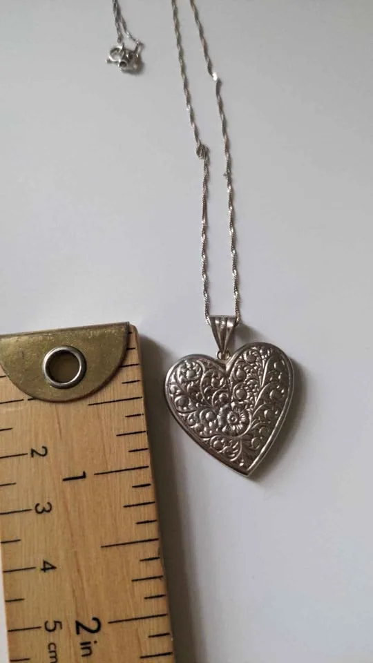 10K White Gold Filigree Heart Pendant Necklace image indicator(6)