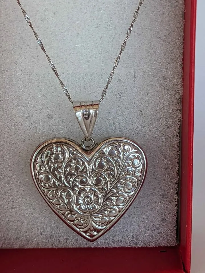 10K White Gold Filigree Heart Pendant Necklace image indicator(7)