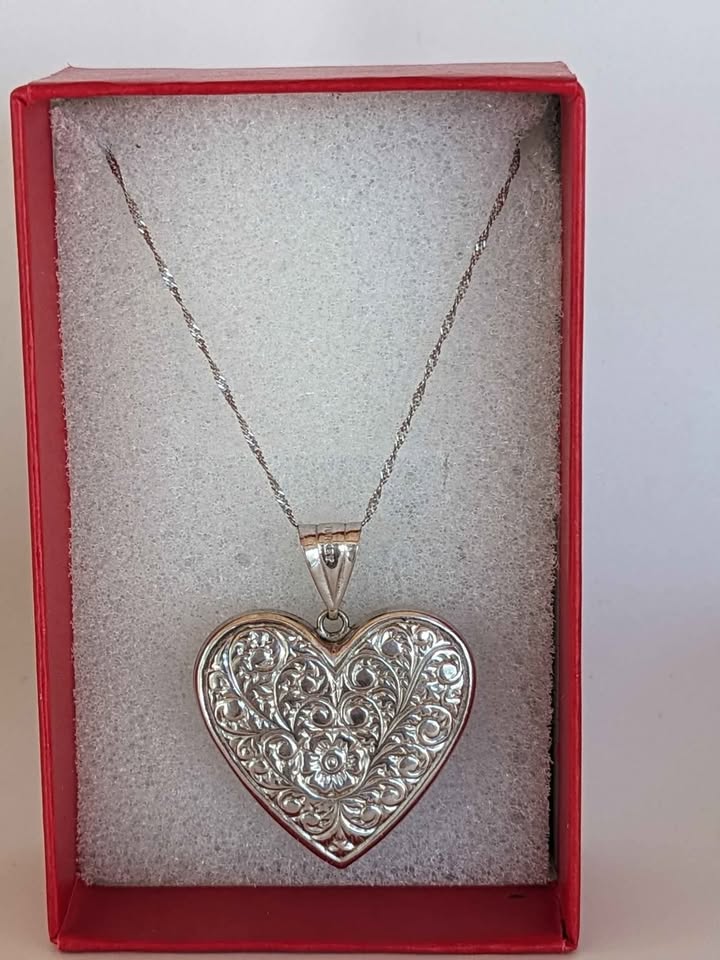 10K White Gold Filigree Heart Pendant Necklace