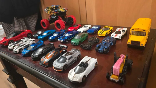 TOY CAR COLLECTION – 20+ CARS image indicator(2)