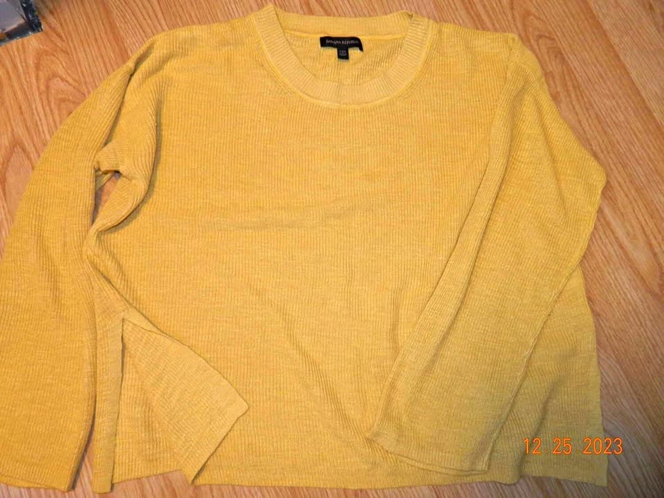 BANANA REPUBLIC SWEATER...SIZE L...EUC