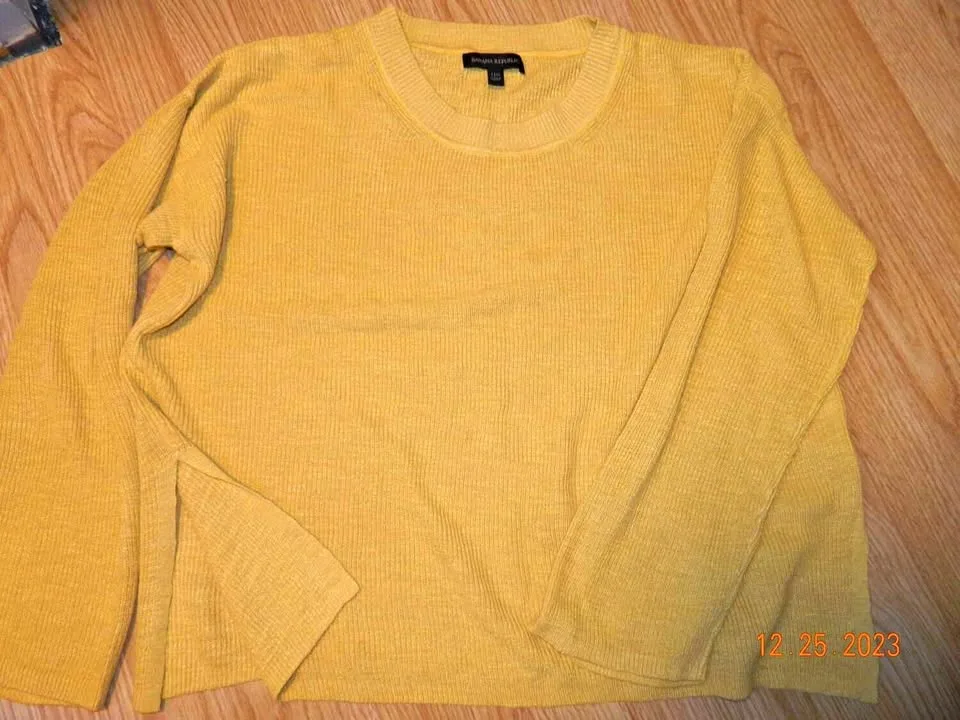 BANANA REPUBLIC SWEATER...SIZE L...EUC thumbnail