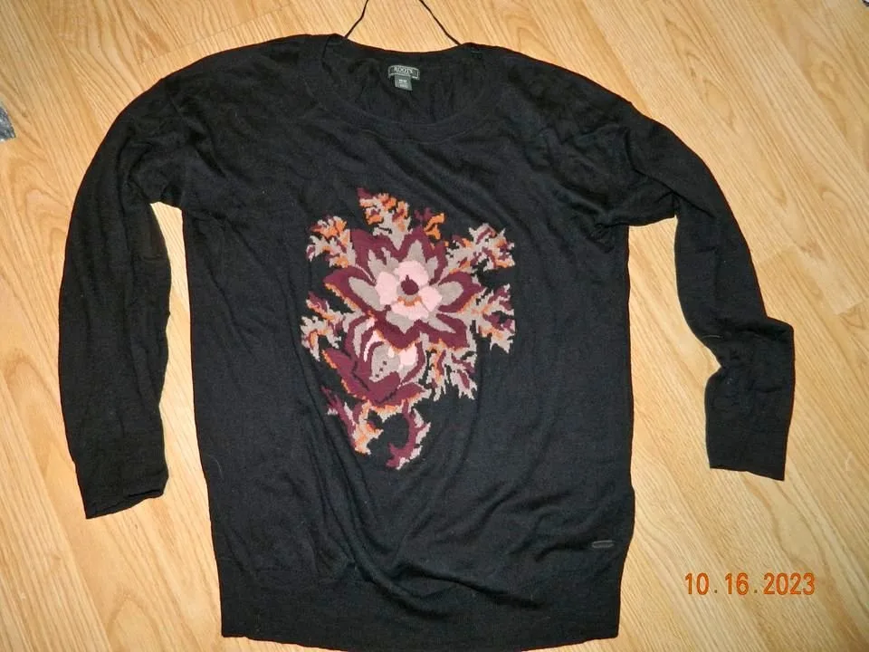 ROOTS LIGHTWEIGHT SOFT SWEATER...SIZE M..EUC thumbnail