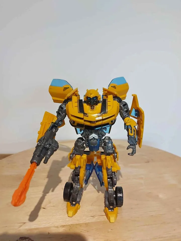 Transformers ROTF Deluxe Class: Bumblebee (2009) thumbnail