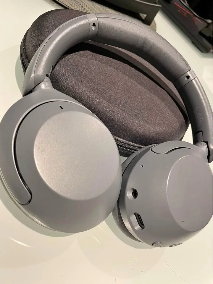 Sony wireless noise cancelling headset thumbnail
