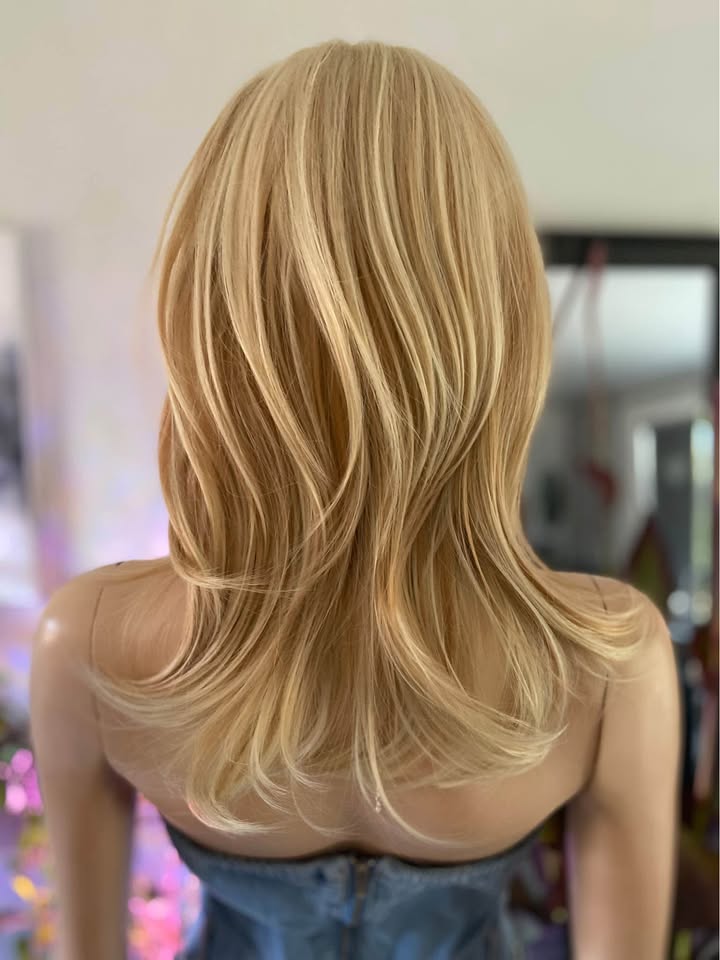 20” Long Layered Synthetic Blonde Wig w/ Side Parting - photo 4