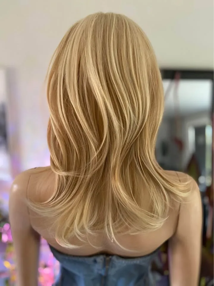 20” Layered Blonde Wig image indicator(4)