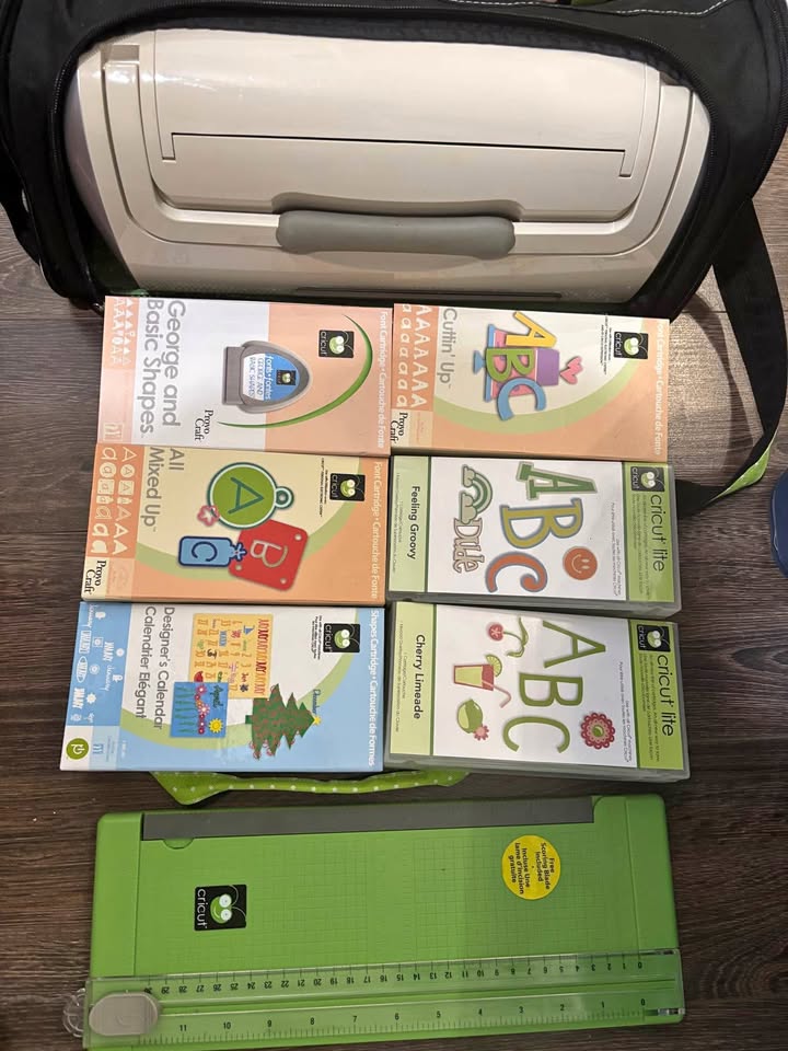 Cricut Crv001 Personal Cutter + Accessories