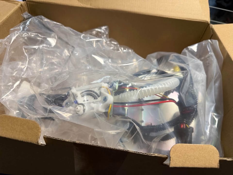 Fuel Pump Assembly Ford Crown Victoria 2010 Mercury - photo 2