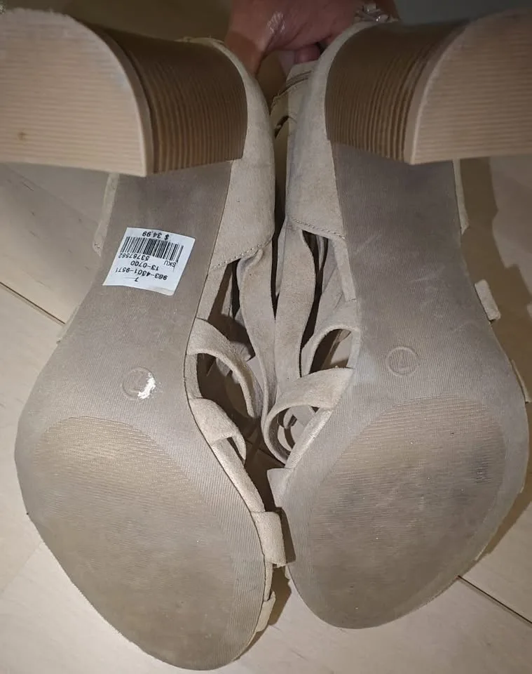 Womens Pumps (worn once) image indicator(2)