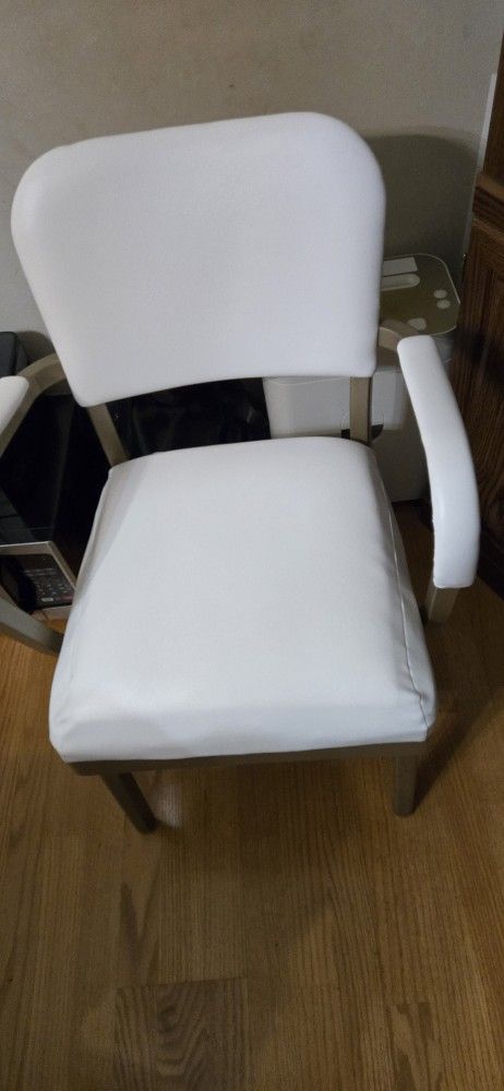 Cushioned Chair - photo 2