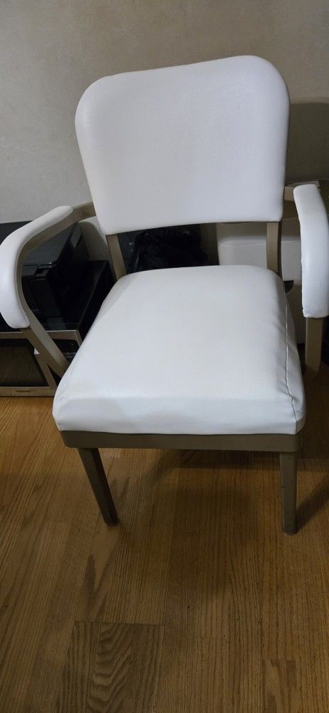 Cushioned Chair - photo 3