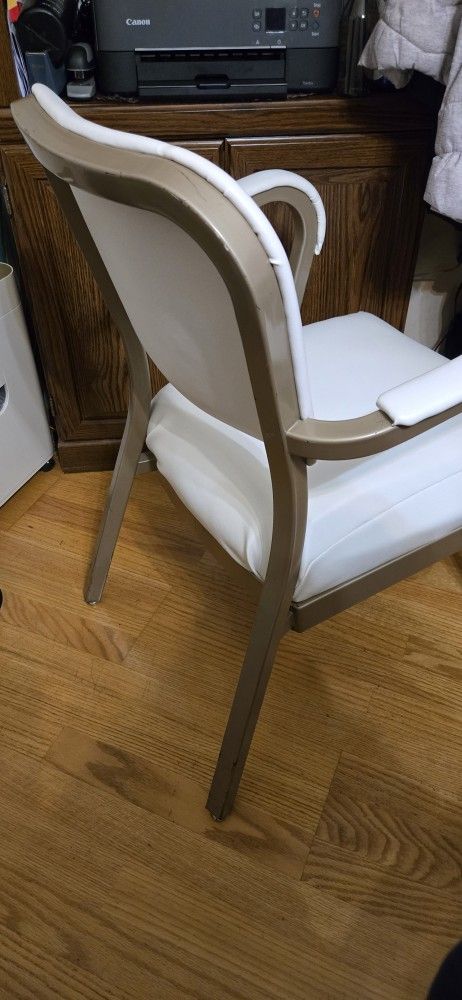 Cushioned Chair - photo 4