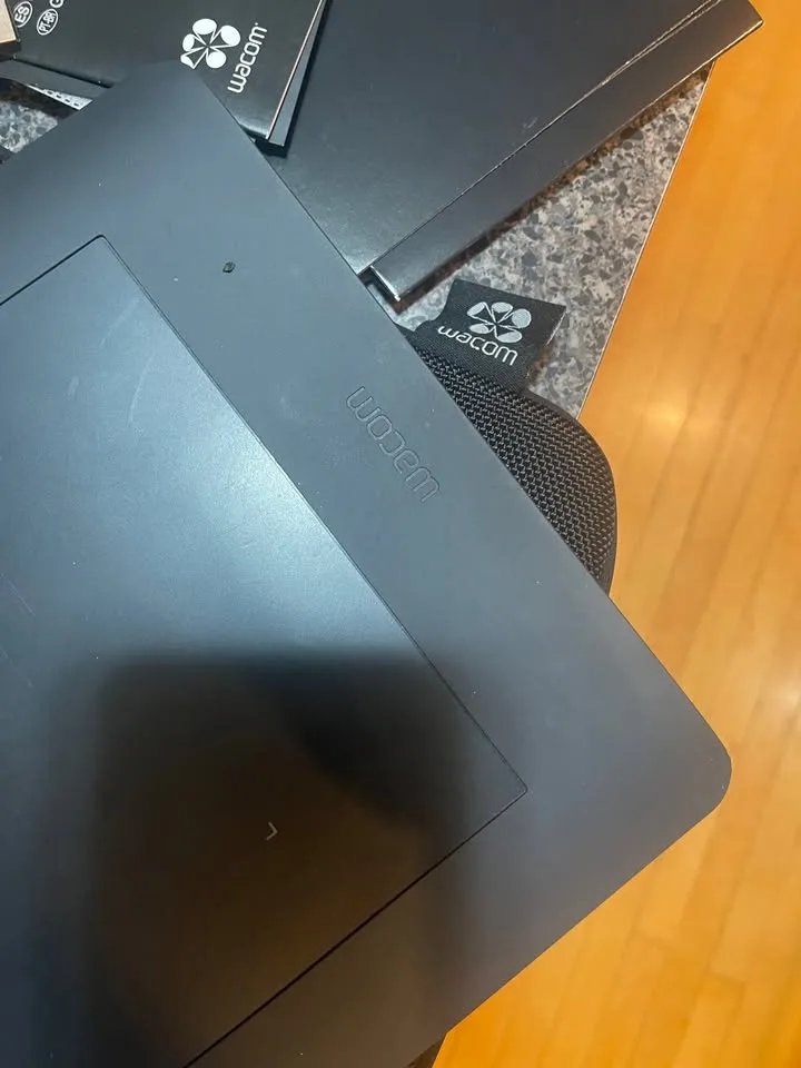 Wacom Intuos Pro Design / Draw Tablet image indicator(2)