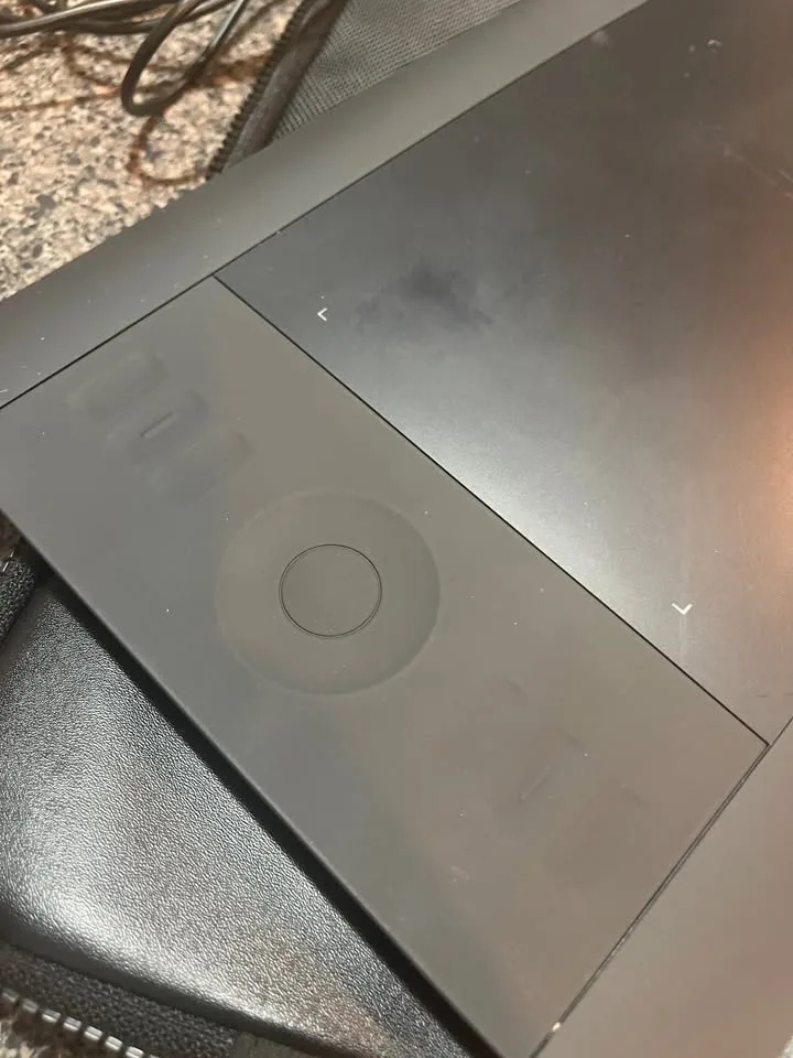 Wacom Intuos Pro Design / Draw Tablet image indicator(3)