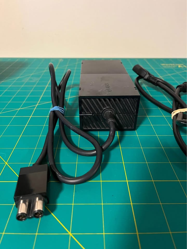 Xbox One Bundle (Model 1540) - No Power (As-Is) - photo 4
