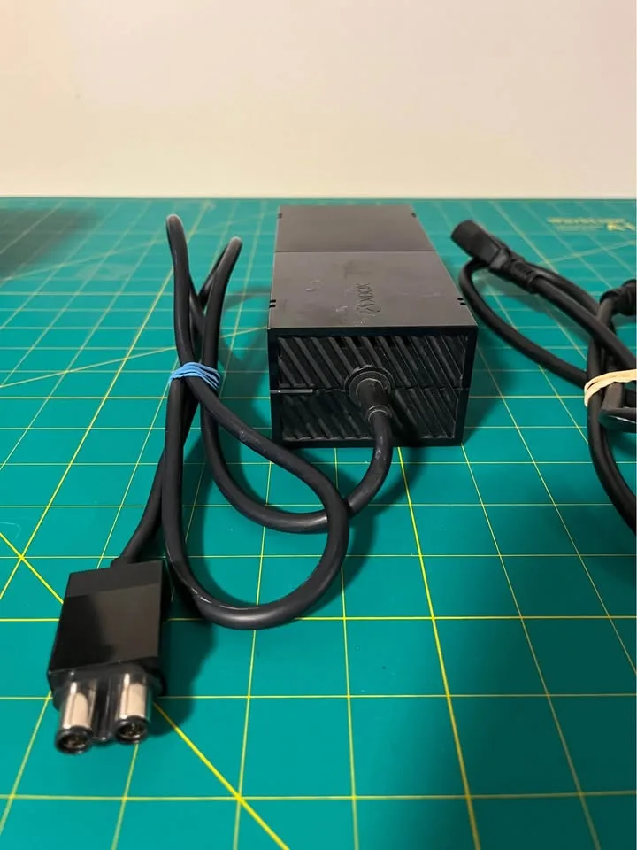 Xbox One Bundle (Model 1540) - No Power (As-Is) image indicator(4)