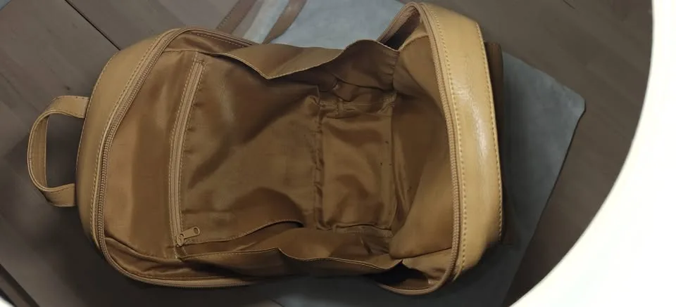 Mandarina Duck Leather Backpack – Good Condition image indicator(2)