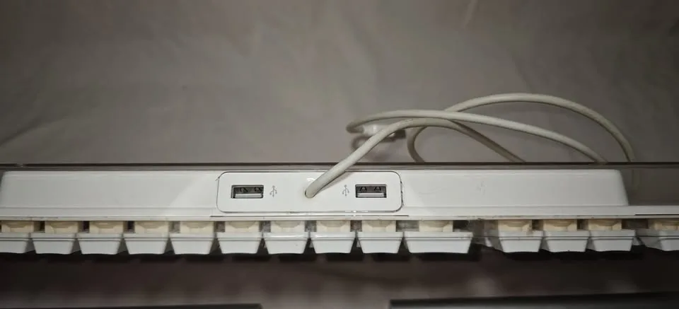 Apple A1048 Wired Keyboard – Full Size with Numeric Keypad image indicator(2)