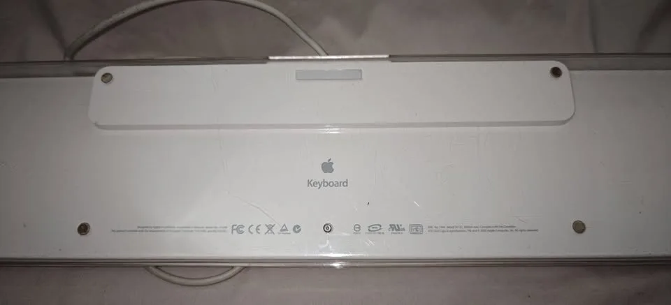 Apple A1048 Wired Keyboard – Full Size with Numeric Keypad image indicator(3)