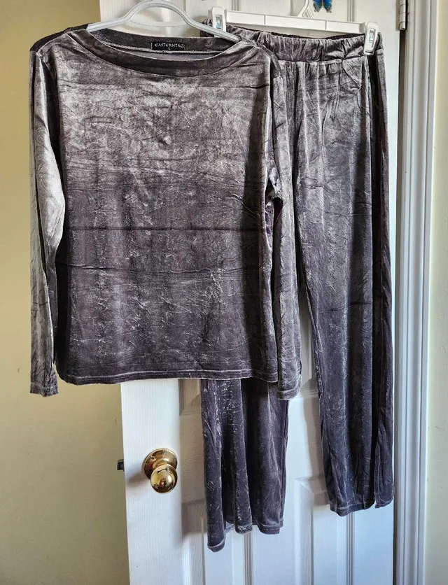 2 pcs velvet coord set image indicator(2)