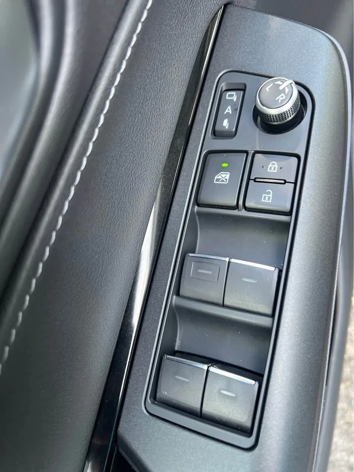 2024 Toyota Venza LE Hybrid AWD image indicator(7)