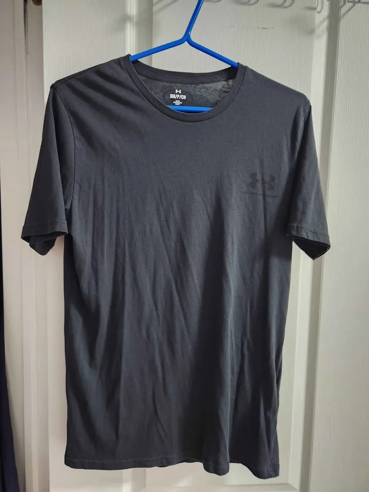 Authentic Under Armour - Small Black Short Sleeve thumbnail