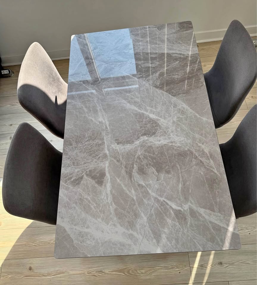 Dining Table 4/6 people + 4 chairs *EXCELLENT Condition*