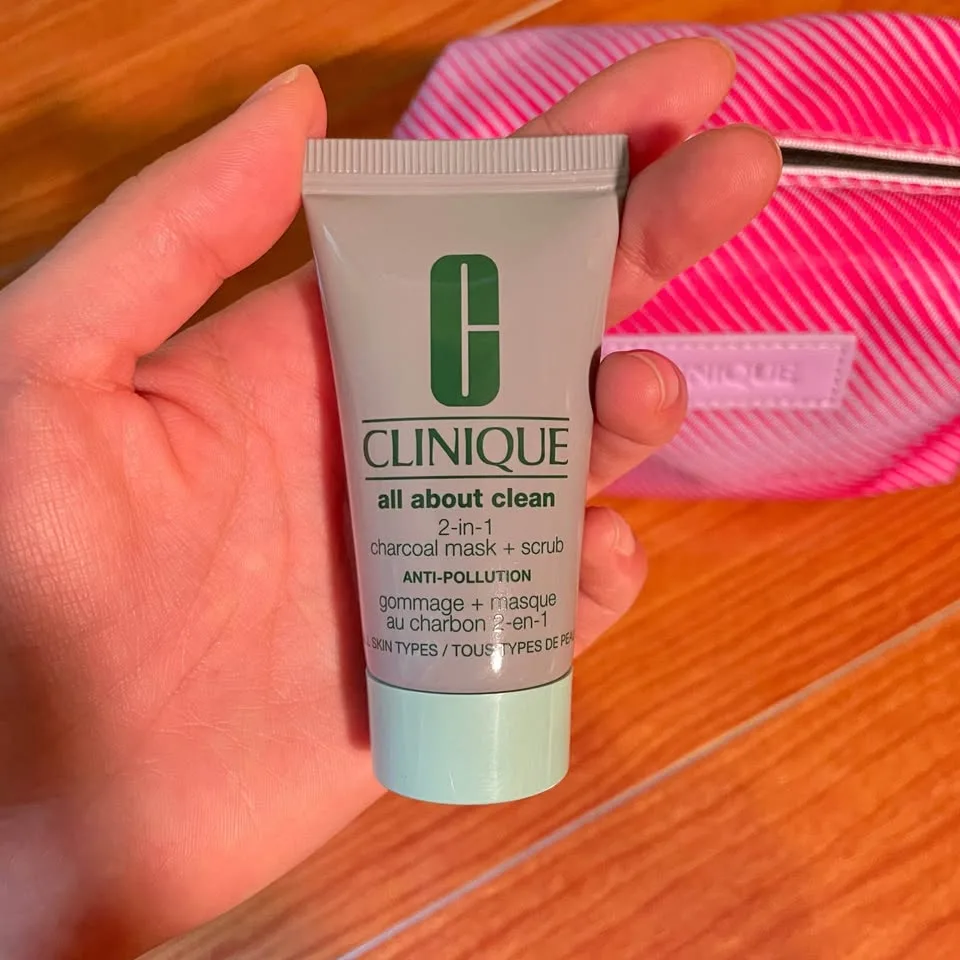 CLINIQUE✨Makeup Bag with Charcoal Mask & Scrub image indicator(7)