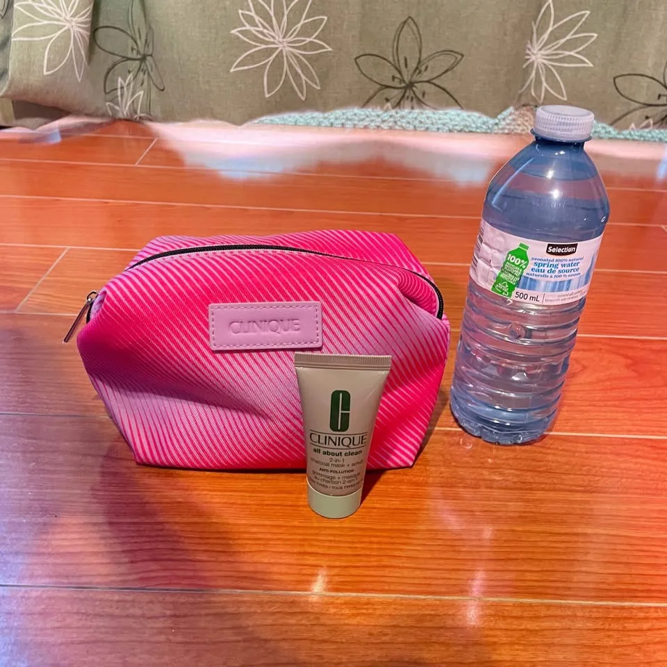 CLINIQUE✨Makeup Bag with Charcoal Mask & Scrub image indicator(9)