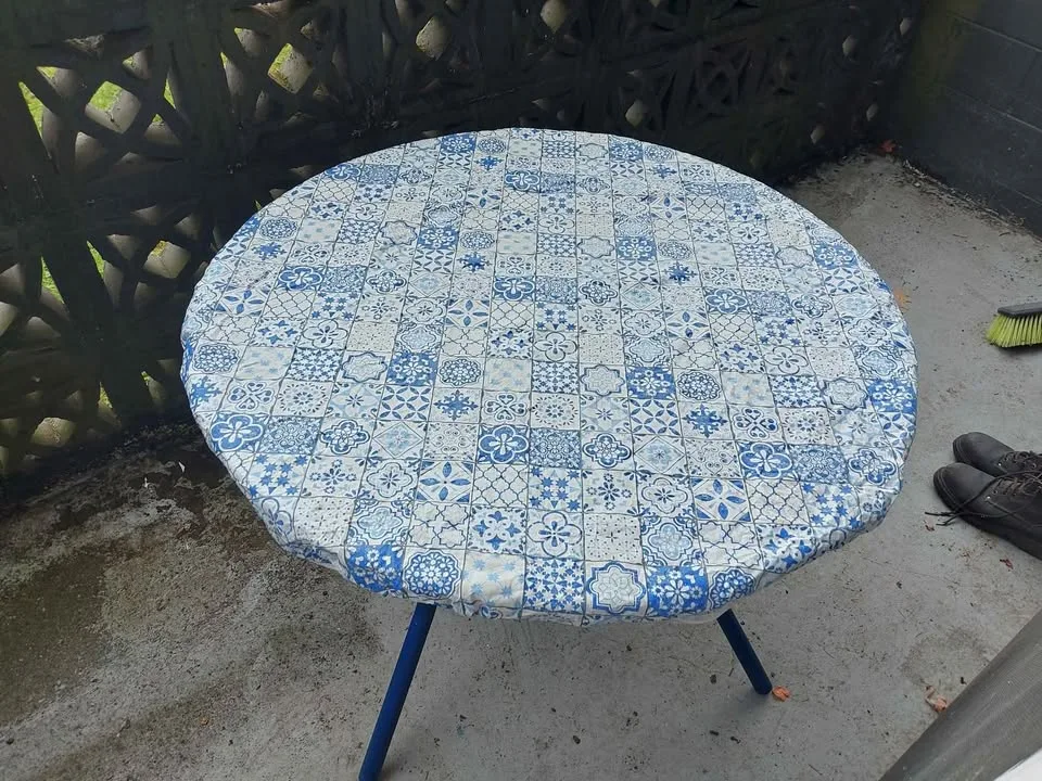 Glass table with cover image indicator(2)