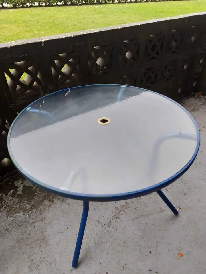 Glass table with cover image indicator(3)