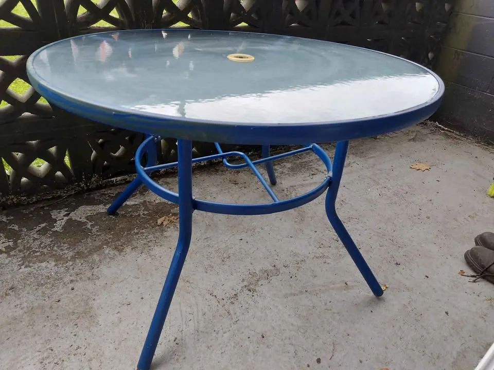 Glass table with cover image indicator(4)