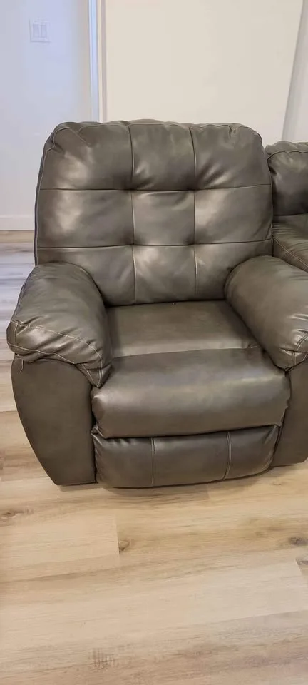 Comfortable and spacious sectional sofa image indicator(3)