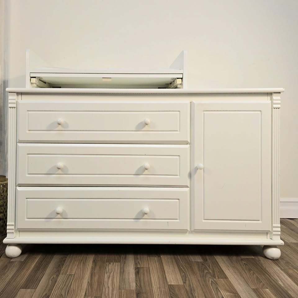 🚚 Free Delivery – Bellini White 3-Drawer Dresser w/ Cabinet