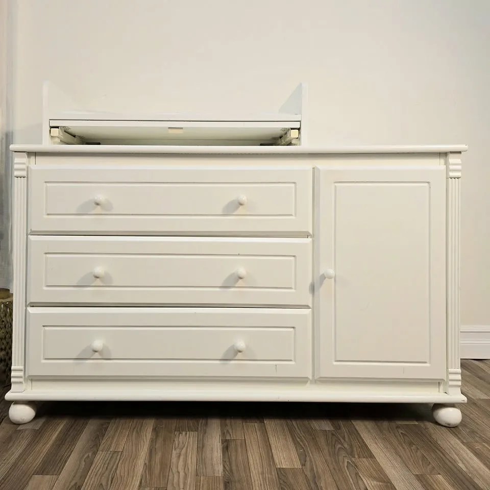 🚚 Free Delivery – Bellini White 3-Drawer Dresser w/ Cabinet thumbnail