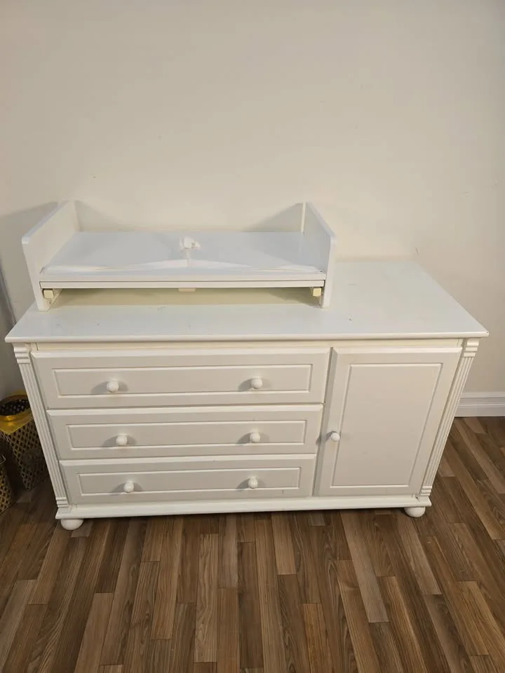 🚚 Free Delivery – Bellini White 3-Drawer Dresser w/ Cabinet image indicator(2)