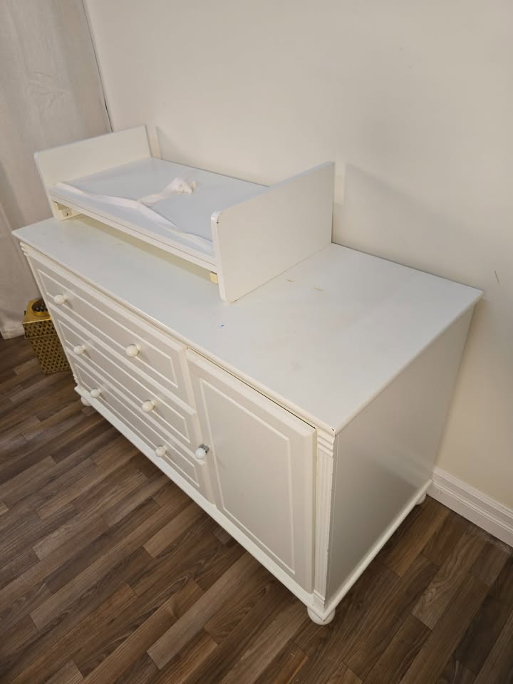 🚚 Free Delivery – Bellini White 3-Drawer Dresser w/ Cabinet - photo 4