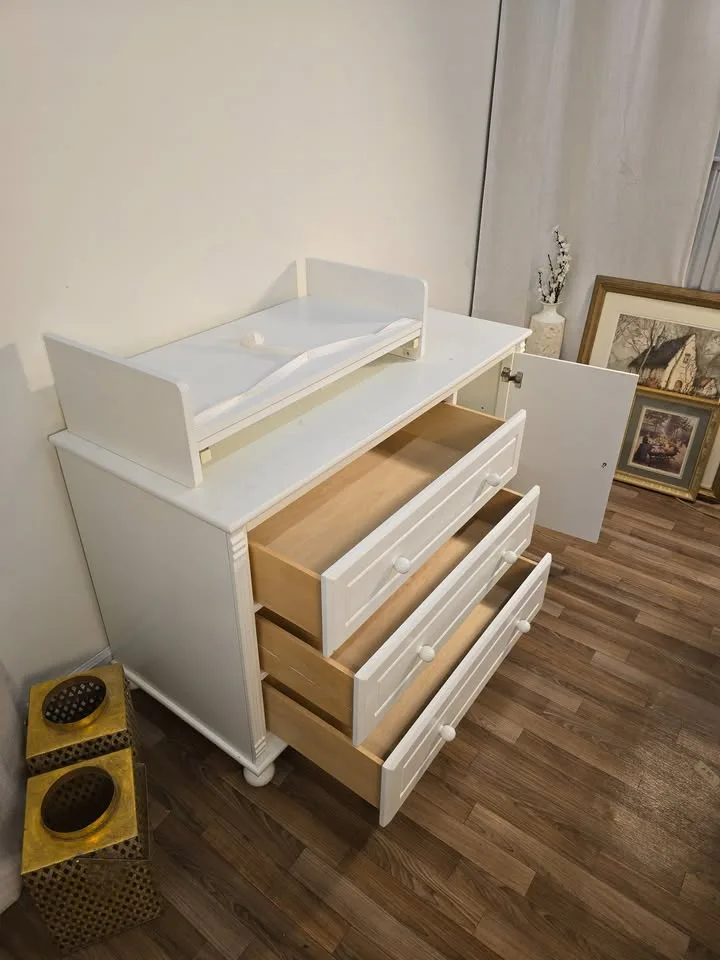 🚚 Free Delivery – Bellini White 3-Drawer Dresser w/ Cabinet image indicator(5)