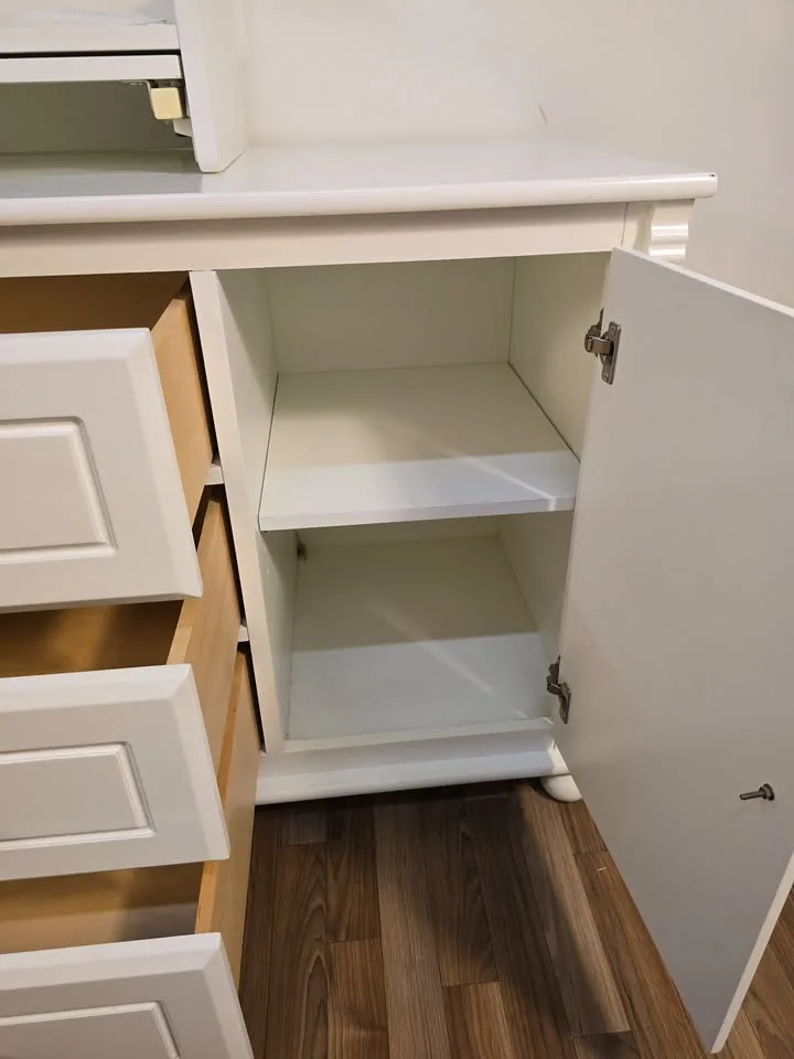🚚 Free Delivery – Bellini White 3-Drawer Dresser w/ Cabinet image indicator(6)