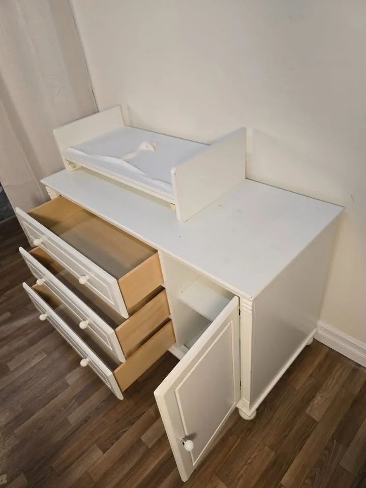 🚚 Free Delivery – Bellini White 3-Drawer Dresser w/ Cabinet image indicator(7)