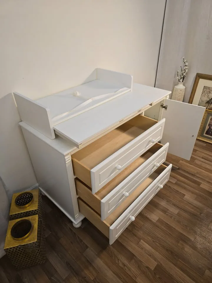 🚚 Free Delivery – Bellini White 3-Drawer Dresser w/ Cabinet image indicator(8)