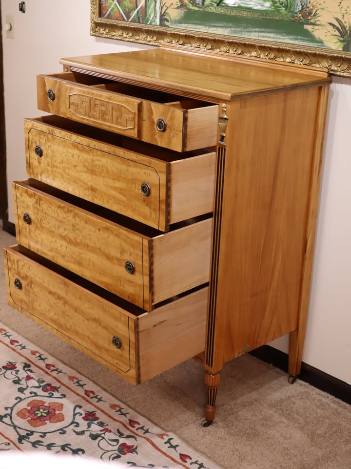 🚚 Free Delivery – Antique Flame Mahogany Federal Chest - photo 5