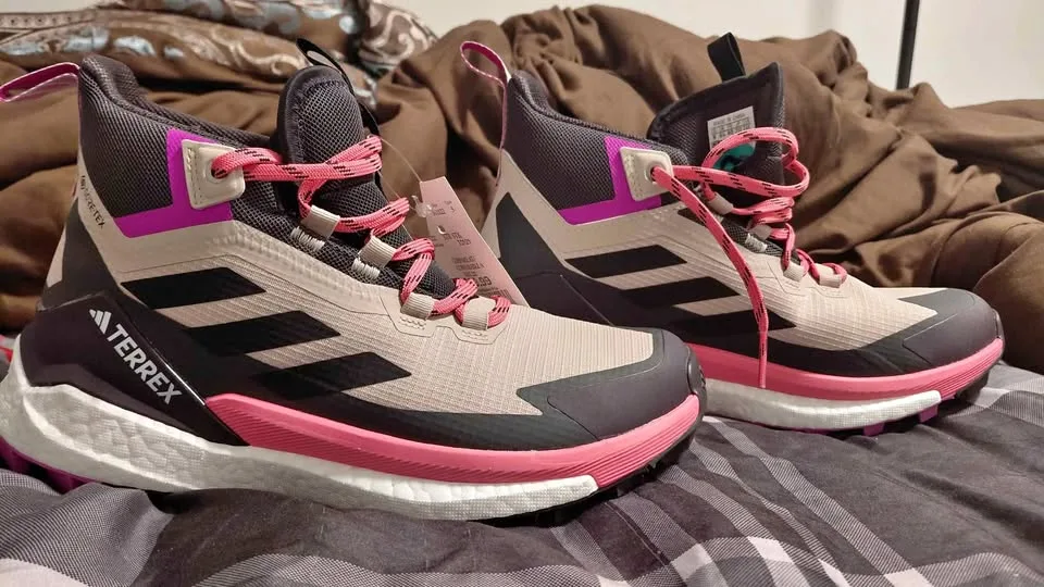 Adidas Terrex for ladies size 8 Us / 40 Fr. New.