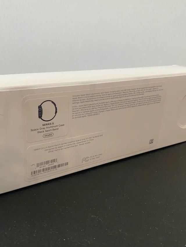 Apple Watch Series 5 Space Grey Aluminum + Black Sport Band image indicator(2)