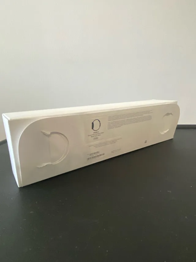 Apple Watch Series 5 Space Grey Aluminum + Black Sport Band image indicator(4)